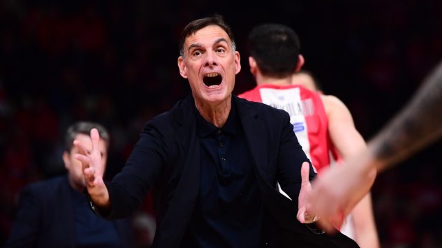 Γιώργος Μπαρτζώκας: Από ένα… αριστερό λέι απ έγινε η αρχή – Οι εντάσεις του τεχνικού του Ολυμπιακού
