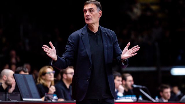Ένας διαφορετικός Γιώργος Μπαρτζώκας: «Μέχρι τα 9 μου ο πατέρας μου ήταν εξορία – Ο γιατρός του Ολυμπιακού έχει πει για τις αντιδράσεις μου…»