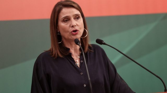 Ξεκαθαρίζει η Μπατζελή μετά την παραπομπή από το ΠΑΣΟΚ – «Δεν θα γίνω Ιφιγένεια»