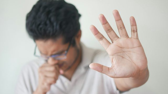Βήχας: Πότε οφείλεται σε σοβαρό πρόβλημα υγείας και είναι επικίνδυνος
