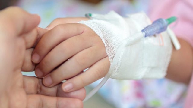 Διασωληνωμένος παραμένει ο 3χρονος που παρασύρθηκε στη Λάρισα – Αρνητικό το αλκοτέστ στον οδηγό