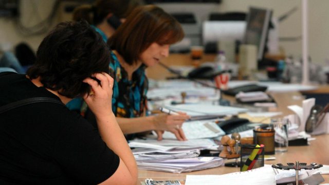 Αυξάνονται οι μισθοί των δημοσίων υπαλλήλων – Αναλυτικά παραδείγματα