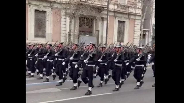 Ε.Δ.Ε. από το ΓΕΝ για τα συνθήματα των δοκίμων υπαξιωματικών στην παρέλαση της 25ης Μαρτίου