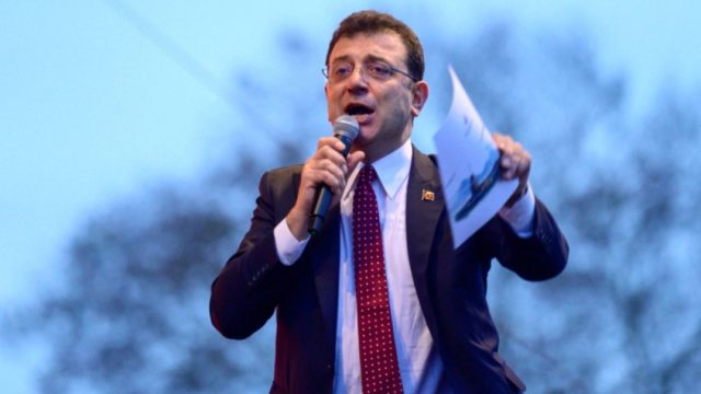Το πρώτο μήνυμα Ιμάμογλου μετά την προφυλάκισή του – «Στέκομαι όρθιος, Ερντογάν θα ηττηθείς»
