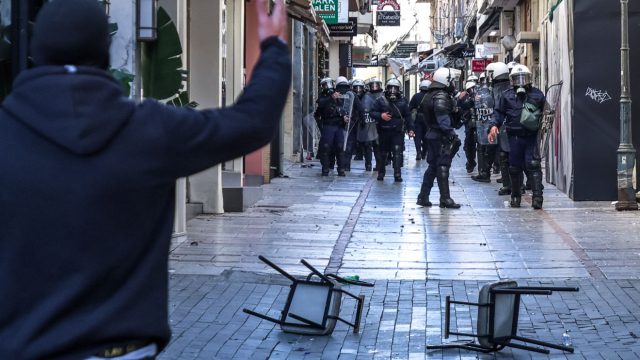Αδιανόητο βίντεο από την ένταση στο Σύνταγμα για τα Τέμπη: Νέοι που διαδηλώνουν ειρηνικά βρίσκονται… ανάμεσα σε φλόγες