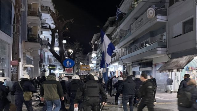 Επεισόδια και στη Λάρισα έξω από παράσταση του Ζαραλίκου – Διαμαρτυρία με ψαλμωδίες