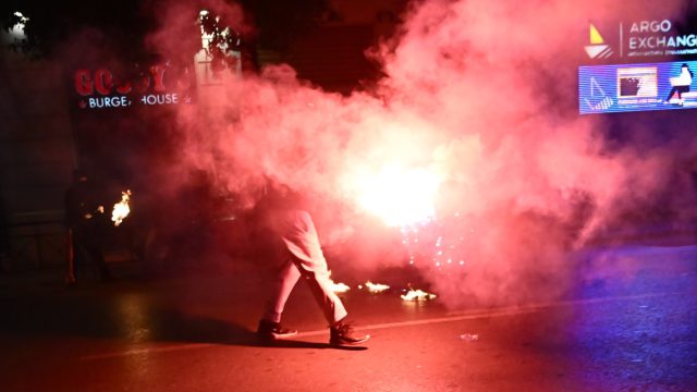 Συγκέντρωση για τα Τέμπη: Επεισόδια στο Σύνταγμα – Αναφορές για μολότοφ και κρότους λάμψεις
