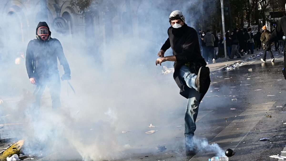 «Κόντεψε να ποδοπατηθεί κόσμος, θα είχαμε εκατοντάδες νεκρούς»: Αποκάλυψη για τα επεισόδια του Συντάγματος στη συγκέντρωση των Τεμπών