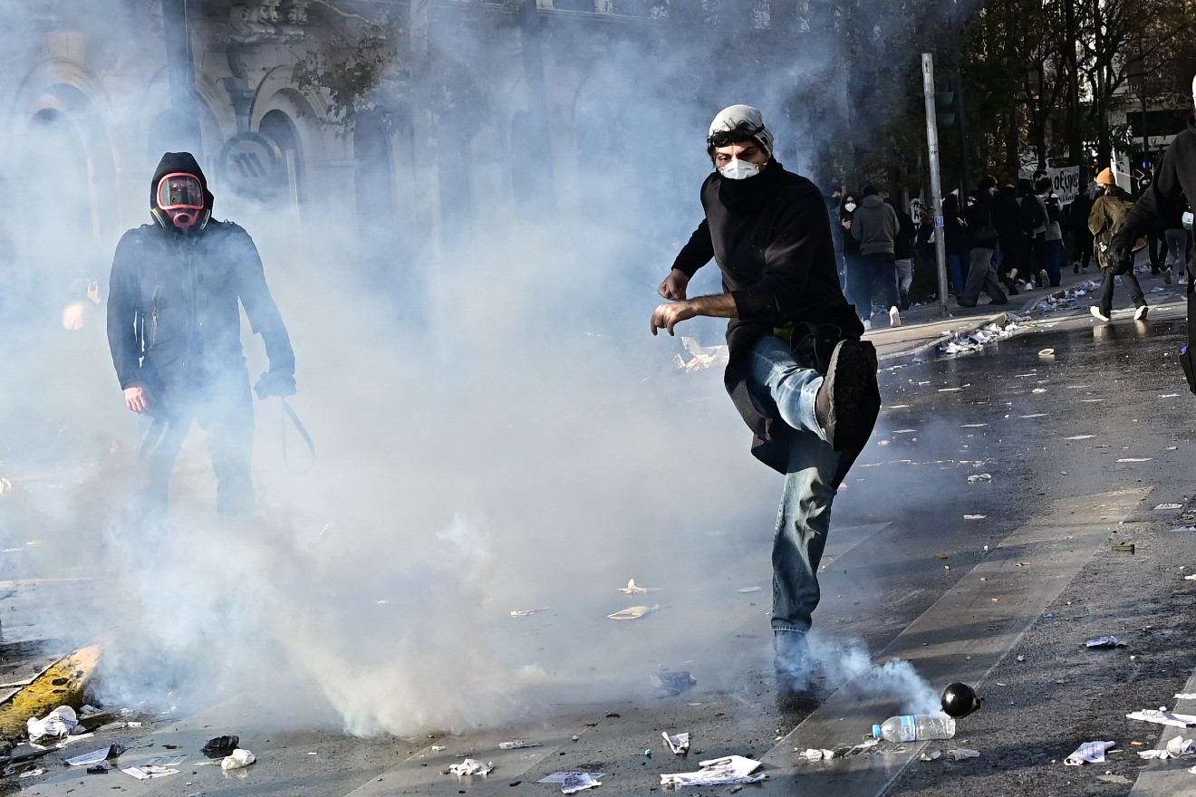 «Κόντεψε να ποδοπατηθεί κόσμος, θα είχαμε εκατοντάδες νεκρούς»: Αποκάλυψη για τα επεισόδια του Συντάγματος στη συγκέντρωση των Τεμπών