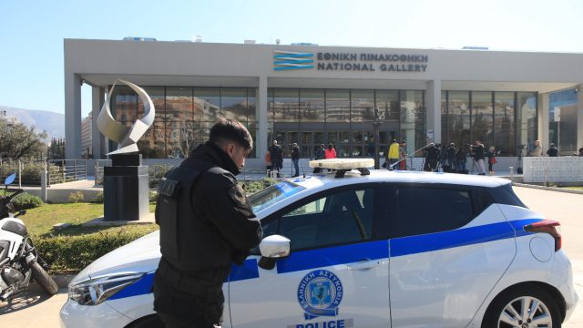 Ιερείς καταθέτουν μήνυση σε βάρος της Εθνικής Πινακοθήκης για τα εκθέματα που βανδαλίστηκαν