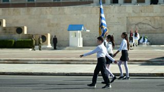 Επέτειος 25ης Μαρτίου: Σήμερα η μαθητική παρέλαση στην Αθήνα – Ποιοι δρόμοι είναι κλειστοί, τι ισχύει για Μετρό και Τραμ