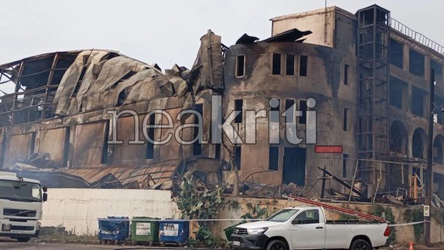 Κρήτη: Ολοσχερής η καταστροφή του εργοστασίου ξυλείας – Συνεχίζουν το έργο τους οι πυροσβέστες προχωρώντας στην αποκάθαρση του χώρου