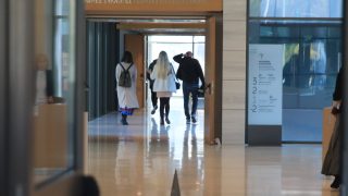 «Δεν έχουμε ξαναζήσει κάτι τέτοιο»: Σοκαρισμένοι, μετρούν τις ζημιές στην Εθνική Πινακοθήκη μετά τους βανδαλισμούς του βουλευτή της Νίκης
