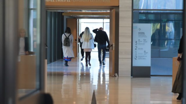 «Δεν έχουμε ξαναζήσει κάτι τέτοιο»: Σοκαρισμένοι, μετρούν τις ζημιές στην Εθνική Πινακοθήκη μετά τους βανδαλισμούς του βουλευτή της Νίκης