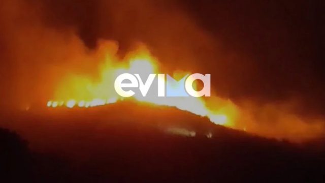 Μαίνεται η φωτιά στην Κάρυστο: Μήνυμα 112 στους κατοίκους – «Είμαστε πολύ ανήσυχοι»