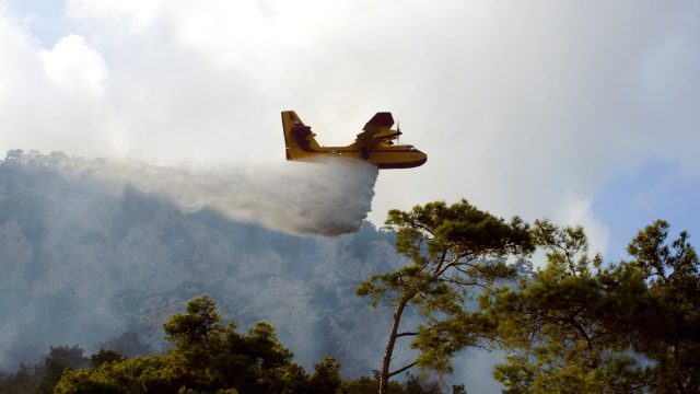 Φωτιά στη Λευκάδα – Σηκώθηκε ελικόπτερο