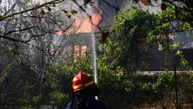 Φωτιά στον Βαρνάβα – Στο σημείο η Πυροσβεστική