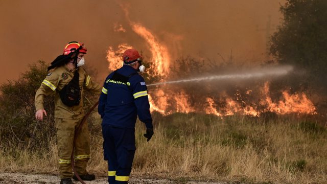 Φωτιά στη Λευκάδα: Ήχησε το 112 – Σηκώθηκε ελικόπτερο