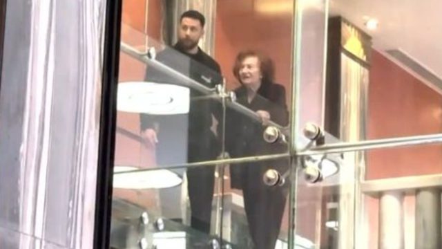Έτσι είναι σήμερα η σύζυγος του Στράτου Διονυσίου – Η στιγμή που οι γιοι της γονάτισαν μπροστά της