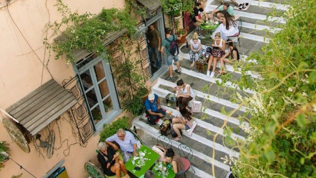 Αυλαία για το Γιασεμί: Έκλεισε το ιστορικό καφέ της Πλάκας μετά από 16 χρόνια