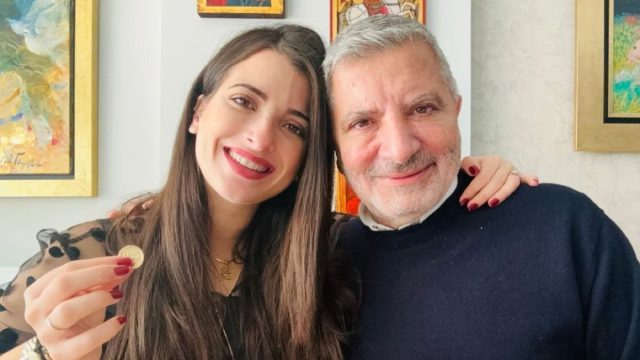 Η απόλυτη ευτυχία στο σπιτικό Πατούλη: Η πρώτη οικογενειακή φωτογραφία αγκαλιά με το νεογέννητο μωράκι