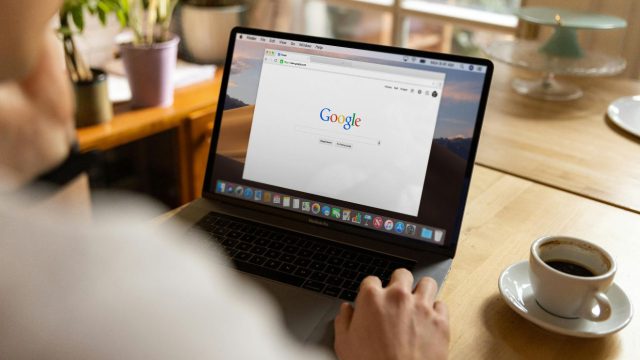 Μάθε γιατί θα χρειαστεί να «γκουγκλάρεις» το όνομά σου: Τι αλλάζει στην Google