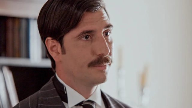 Grand hotel: Η πραγματική ταυτότητα του Ρήγα αποκαλύπτεται