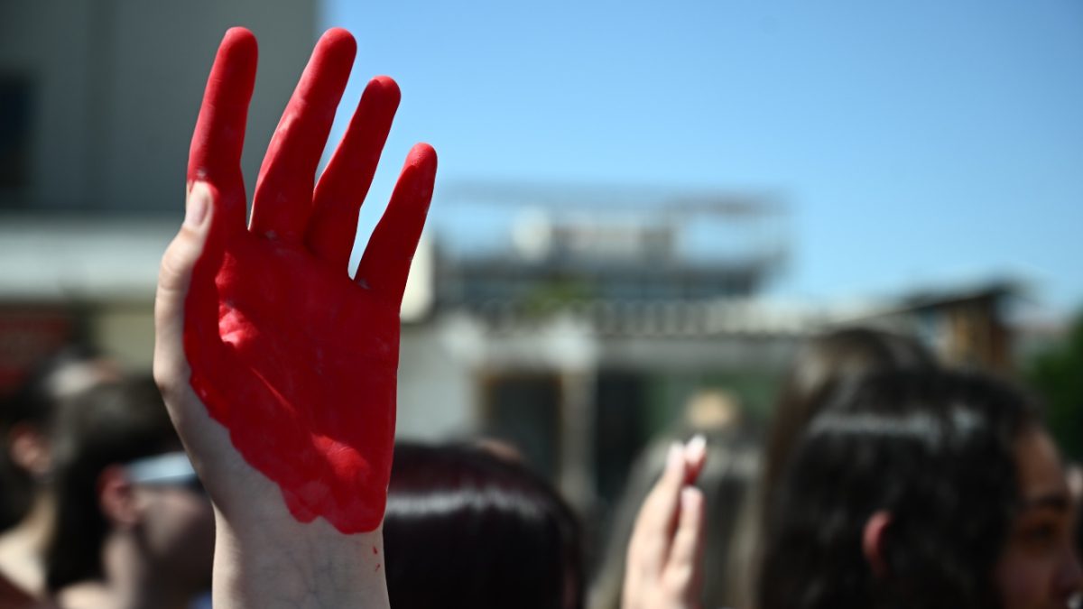 Γυναικοκτονία στη Θεσσαλονίκη: Βγήκε με αίματα στο μπαλκόνι, την τράβηξε μέσα και συνέχισε να τη μαχαιρώνει