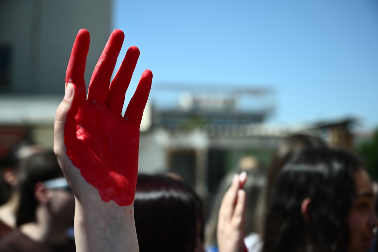 Γυναικοκτονία στη Θεσσαλονίκη: Βγήκε με αίματα στο μπαλκόνι, την τράβηξε μέσα και συνέχισε να τη μαχαιρώνει