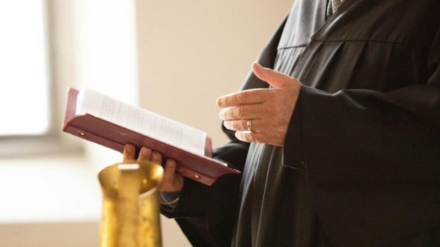 Φρίκη με τον ιερέα στο Αγρίνιο: Ασελγούσε σε «σκοτεινό εξομολογητήριο» – «Μου έδινε φιλιά στον λαιμό»