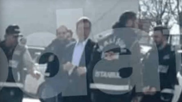Εκρέμ Ιμάμογλου: Η πρώτη φωτογραφία του τη στιγμή που περνά την πύλη των φυλακών