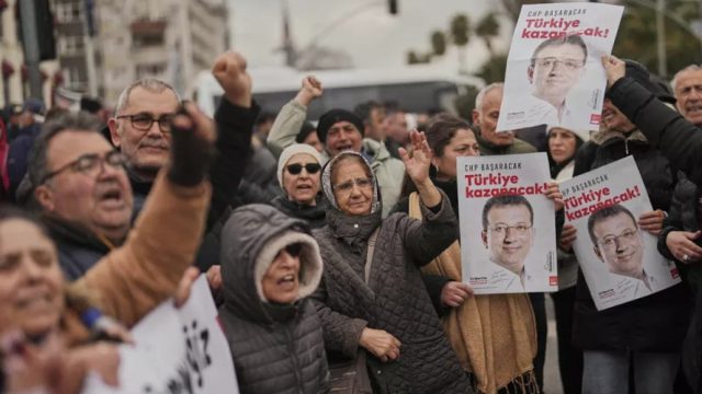 Σε τεταμένο κλίμα η Τουρκία: Σε μαζικές κινητοποιήσεις για τον Ιμάμογλου καλεί η αντιπολίτευση
