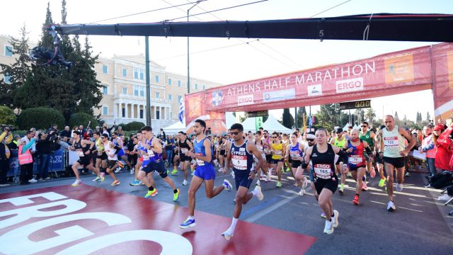 Απροσπέλαστο το κέντρο της Αθήνας λόγω του 13ου Ημιμαραθωνίου – Ποιοι δρόμοι κλείνουν