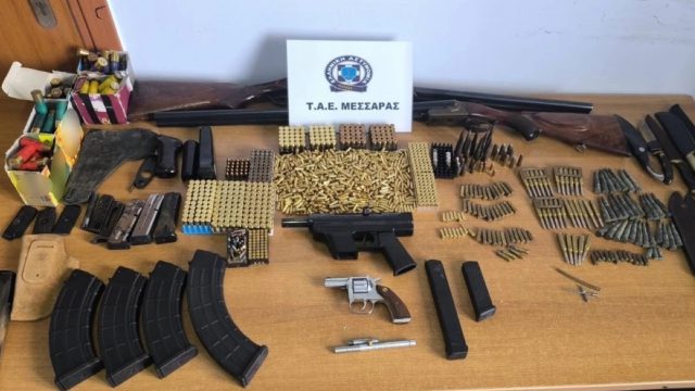 Κρήτη: Είχε… κανονικό οπλοστάσιο ο 61χρονος στο Ηράκλειο – Τα πυρομαχικά και τα 13 μαχαίρια