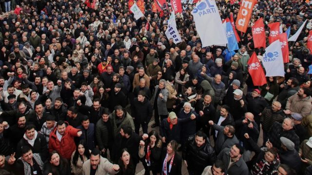 Έκρυθμη η κατάσταση στην Τουρκία: Χιλιάδες στους δρόμους για τον Ιμάμογλου – «Ζούμε σε δικτατορία»