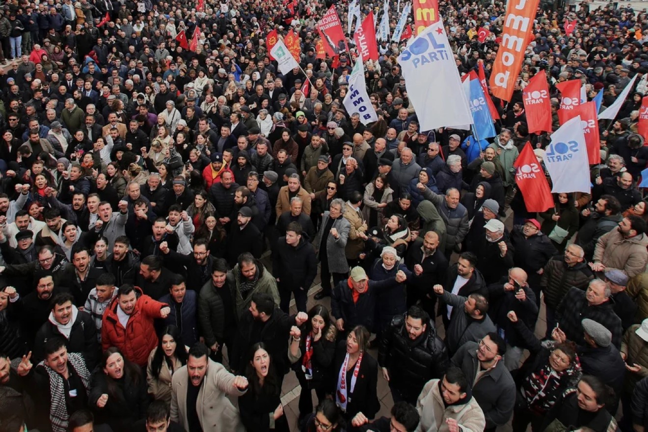 Έκρυθμη η κατάσταση στην Τουρκία: Χιλιάδες στους δρόμους για τον Ιμάμογλου – «Ζούμε σε δικτατορία»