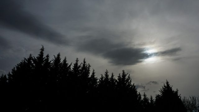 Καιρός σήμερα 27/3: Αφρικανική σκόνη και τοπικές μπόρες που θα επεκταθούν – Η πρόγνωση Καλλιάνου και Σούζη