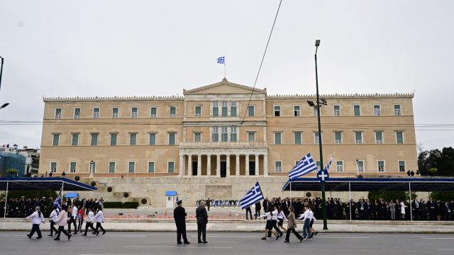 Καιρός σήμερα 25/3: Με σκόνη, λασποβροχές και ψηλά τον υδράργυρο οι παρελάσεις – Η πρόγνωση από Σούζη και Μαρουσάκη