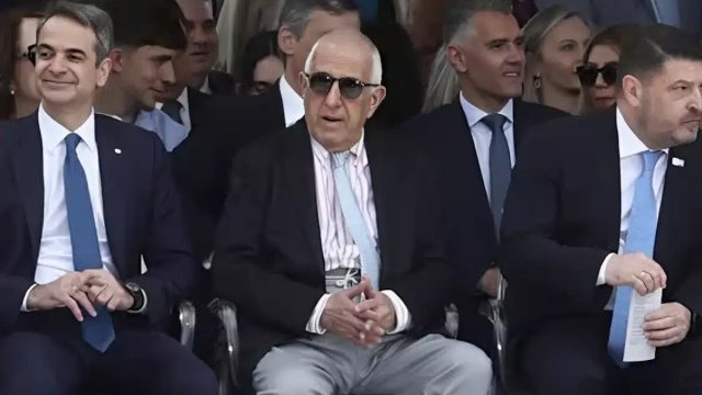 Νικήτας Κακλαμάνης: Έκλεψε την παράσταση με το στυλ του στην παρέλαση – Όλοι κοιτούσαν τις κάλτσες του