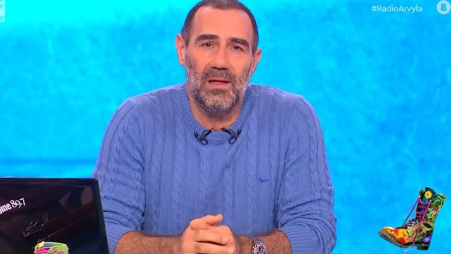 Ο Αντώνης Κανάκης «τσάκισε» με τα λόγια του τον Κυριάκο Μητσοτάκη: «Ίσως να θέλει να σου πει κάτι το σύμπαν που γίνεσαι 57…»