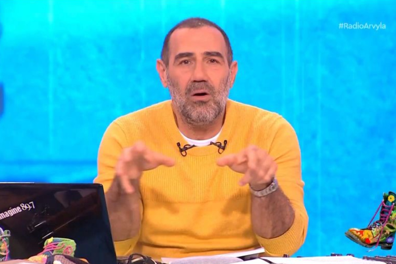 Αντώνης Κανάκης: Ανακοίνωσε το τέλος του Ράδιο Αρβύλα – «Προσπαθώ να συνειδητοποιήσω τι λέμε»
