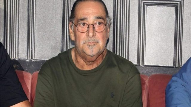 To μυστικό του Βασίλη Καρρά: Η αποκάλυψη για το μοιρολόι που πάνω στον τάφο του