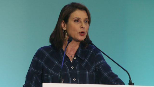 Οργή στο ΠΑΣΟΚ: Παραπέμπεται στην επιτροπή δεοντολογίας η Κατερίνα Μπατζελή