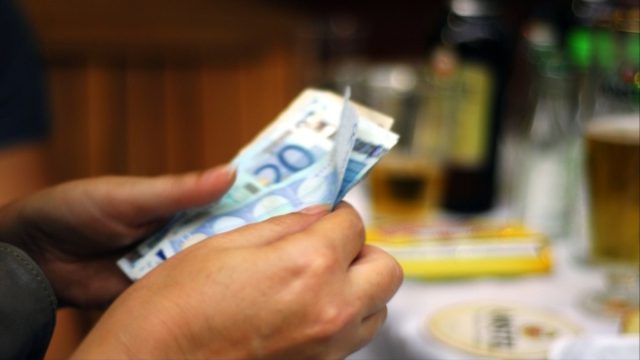 Αυξάνεται ο κατώτατος μισθός σε 600.000 εργαζόμενους – Τι αλλάζει σε 19 επιδόματα