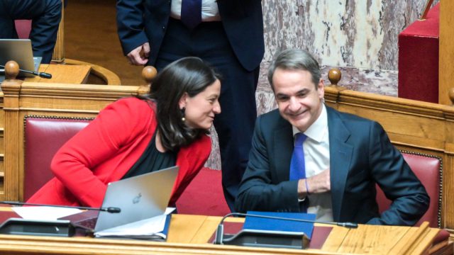 Κατώτατος μισθός: Αυξάνεται με… λιγότερα χρήματα στην τσέπη – Ο διπλασιασμός του φόρου και τα «καθαρά»