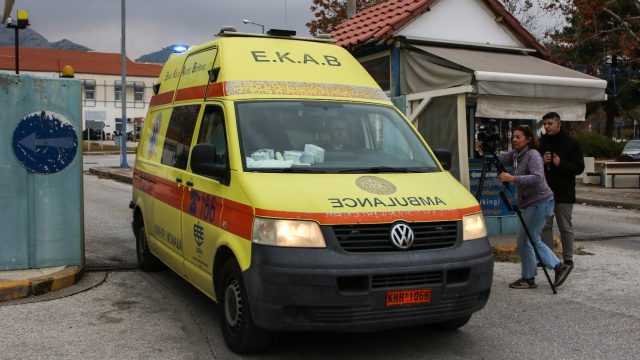 Βίαιο επεισόδιο στο κέντρο υγείας Τυρνάβου: Συγγενείς ασθενή επιτέθηκαν σε γιατρούς και αστυνομικούς