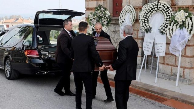 Ολοι ήταν εκεί για την Καίτη Κωνσταντίνου: Σε κλίμα οδύνης η κηδεία της κορυφαίας ηθοποιού