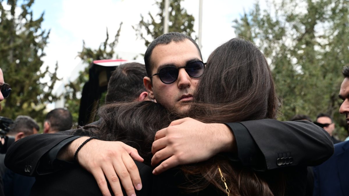 Κηδεία Αλέξη Κούγια: Ραγίζουν καρδιές στο τελευταίο αντίο ο Χρίστος και η Μάιρα – «Είχες στόχο να γίνεις μύθος και έγινες»