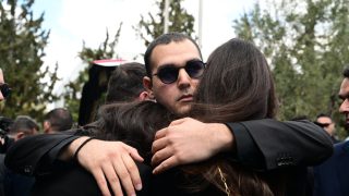 Κηδεία Αλέξη Κούγια: Ραγίζουν καρδιές στο τελευταίο αντίο ο Χρίστος και η Μάιρα – «Είχες στόχο να γίνεις μύθος και έγινες»