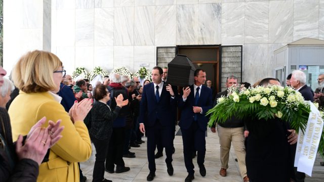 Τζώρτζια Αργυροπούλου: Κλίμα συγκίνησης στην πολιτική κηδεία της συζύγου του Μανώλη Γλέζου